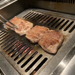 北海道焼肉 北うし - 良い焼き加減で提供してくれます