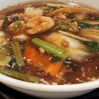 四川豆花飯荘 東京店 - えび・いか・豚肉・鶏肉・白菜・チンゲン菜・小松菜・しいたけ・きのこ・たけのこと具材盛り沢山
