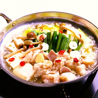 コラーゲンたっぷり！「黒ホルもつ鍋」ホルモン屋自慢の味★