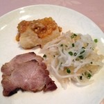 北京遊膳 - 父が中華が食べたいと言うので。
            前菜3種は、湯葉巻き、チャーシュー、大根の和え物。