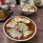 天神そば - カウンターとテーブルあり