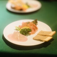 ロシヤ料理 ラルース - ① 前菜盛り：燻製サーモン、生ハム、鶏レバーペーストのカナッペ