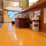 らぁめん 一福 - 店内は、L字カウンター7席 + 大テーブル1卓6席。