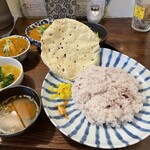 月と亀 - 鰯のつみれカレー定食＆追加の小鉢カレー（えびとひら茸のカレー）