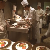 マンハッタン - 今日は新しいレストランのプレス発表会に参加しています♡ こちらはオープンキッチンの様子です＼(^o^)／ テリーヌいっぱい！