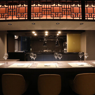 大切な接待や記念日などに適した空間でお食事をお楽しみください