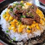 馬力魂 - タレ(ソース)を回しかけると、ジューッと音がして、食欲をそそります