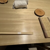 恵比寿 鮨 はつめ - スマホ置きまで付いているテーブル