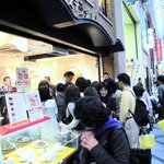 カステラ銀装 - たくさんの人で試食を食べてました。