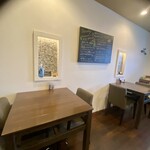 セブンズカフェ - テーブル席は2人用が2席