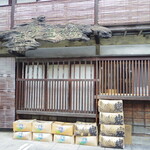 うなぎのまつ嘉 - 無造作に炭が積まれていました