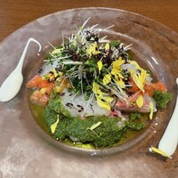 トラットリア イル レガーロ - 真鯛のカルパッチョ ハーブとお花のサラダ仕立て
