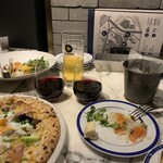 W Yokohama The Wine Hall - 少ししか写ってないけど、アスパラとベーコンのビスマルク
