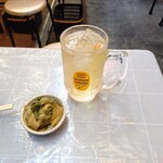 とん平 - ハイボールとお通しのザーサイ