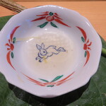 湖里庵 - 氷魚を完食するとウサギが。