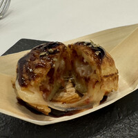 RISPETTO - たこ焼きの中身は、チーズとトマトでピザっぽい。ソースはバルサミコ酢で、イタリアン。