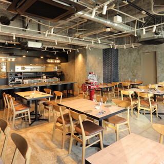 カジュアルさと重厚感。記念日やデート、団体様もお気軽に♪