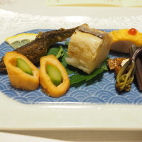 鰻割烹 伊豆栄 本店 - 松コース前菜　焼きカマス棒寿司、若鮎唐揚げ、グリーンアスパラ東寺揚巻、他