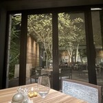 A Table - 中庭に面するダイニング