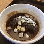 めん処 きよ洲 - 佐助豚の背脂の香味油浮かぶ鯖節かおる醤油つけダレが旨い！