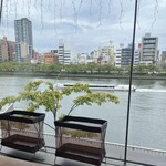 天下の台所 大起水産 八軒家浜 まぐろスタジアム - ガラス越しに船が見えます。