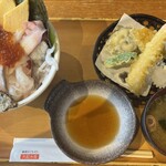 天下の台所 大起水産 八軒家浜 まぐろスタジアム - メガ盛り海鮮丼(味噌汁付き)1,080円➕ちょっと天ぷら280円➕税