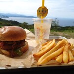 あわじ島バーガー 淡路島オニオンキッチン - あわじ島オニオンビーフバーガーセット(ポテト(塩)、あわじ島レモンのレスカですか)
