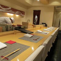 鯛良 六本木店 - 清潔で明るい店内（下の入口からは想像できないギャップあり）