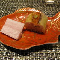 鯛良 六本木店 - 鯛良名物キンメのバッテラ・山芋の梅酢漬け（赤酢メシとの相性抜群）