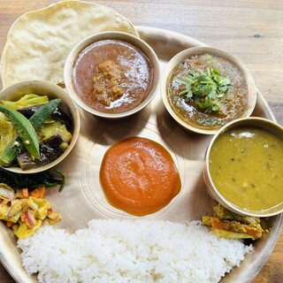 現地で親しまれるソウルフード「ダルバート」をぜひ