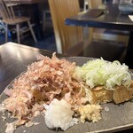 九頭龍蕎麦 - 竹田の厚揚げのサクサク感はクセになる。おネギで口の匂いが…という心配がないので安心してたっぷりいただけます。