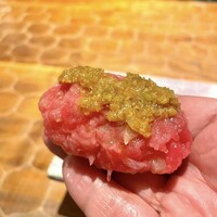 初音鮨 - ③ネギトロ、いぶりがっこ　
                    　ネギと山葵の醤油漬けを乗せて