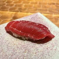 初音鮨 - ①鮪赤身（石司 大間）