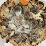 PIZZERIA LEON - まっすぐ持って帰ってきたつもりなのに、黄身がめちゃくちゃ寄ってしまった。