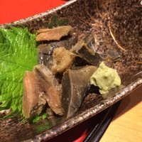 鮨丸 - 黒鮑のなんてら。これはアウトでした。美味しくなかった。少し氷ったままなのはわざとかな？