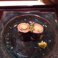 鮨　臥龍 - 小肌を大葉やガリと巻いて貰いました。