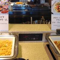 リラッサ -  ショートパスタ　イカと明太子クリーム、ブルギニオンバター香るチキンもも肉とジャーマンポテトのソテー