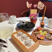 Convivio - 前菜
                    三皿も登場
                    鉢にささっているのは、ハム、パリパリにしたチーズとアーモンド、冬瓜のカンパリ漬
                    黒いお皿　トリフのコロッケ
                    木の株　クッキーのシャインマスカット乗　マイタケのマリネ、トウモロコシのフ