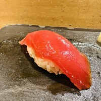 まんてん鮨 日比谷オクロジ店 - サク漬けのマグロ