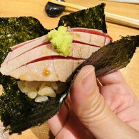 まんてん鮨 日比谷オクロジ店 - ウニの苦手な妻が代わりに作ってもらった炙りマグロの手巻き