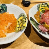 まんてん鮨 日比谷オクロジ店 - ミニいくら丼。右はイクラが苦手な妻のために用意してもらったネギたく丼。