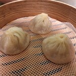 茶薫 小籠包 - 熱々じゃないとの情報もありますが、自分は少し放置してたのでサーブ直後どんな感じかは分かりません