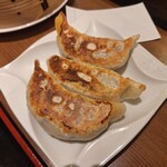 茶薫 小籠包 - 別途オーダーしたデカ餃子ですが、周りパリっとしてて噛むと肉汁飛びます！飛びます！