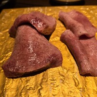 炭火焼肉 ふちおか - 牛タン厚切りと薄切り