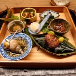 宮坂 - 秋らしい素材が盛り付けられた「八寸」