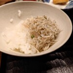 宮坂 - ちりめん山椒をのせても美味しい。