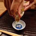 宮坂 - お酒注いで頂きます。