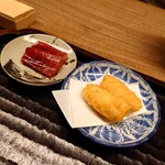 宮坂 - 穴子のフライ・漬けまぐろなどの「おかず」が置かれます。