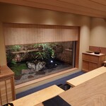 宮坂 - 席からは綺麗な庭が眺められます。
