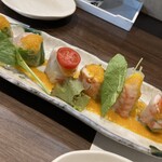 寿し肴和志 - ◉ 海鮮生春巻サラダ　990円（税込）
      　☘️ 人参ドレッシングが美味しいので、
      　　いつも頼んでしまいます！